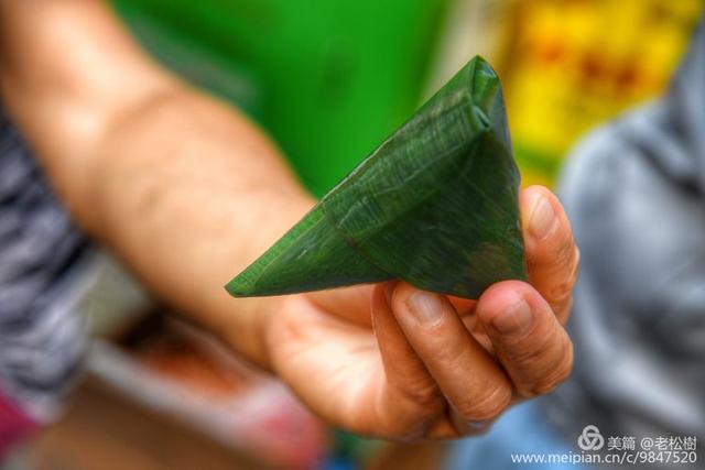 禹州一品装饰爱心粽走进荣升小区祝您安康! 禹州一品装饰爱心粽走进荣升小区祝您安康!