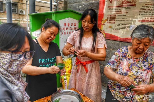 禹州一品装饰爱心粽走进荣升小区祝您安康! 禹州一品装饰爱心粽走进荣升小区祝您安康!
