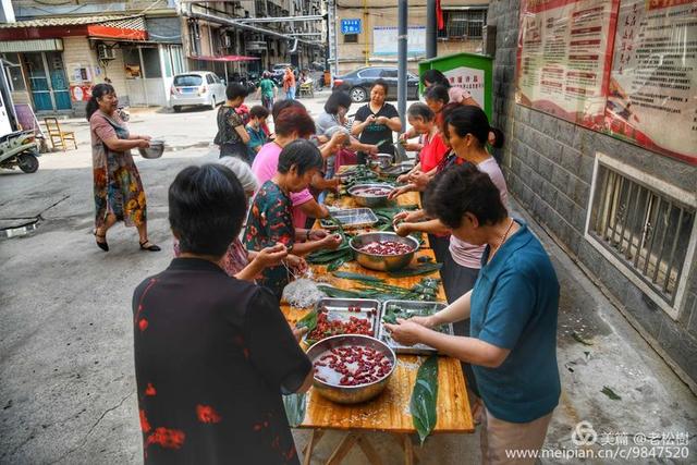 禹州一品装饰爱心粽走进荣升小区祝您安康! 禹州一品装饰爱心粽走进荣升小区祝您安康!
