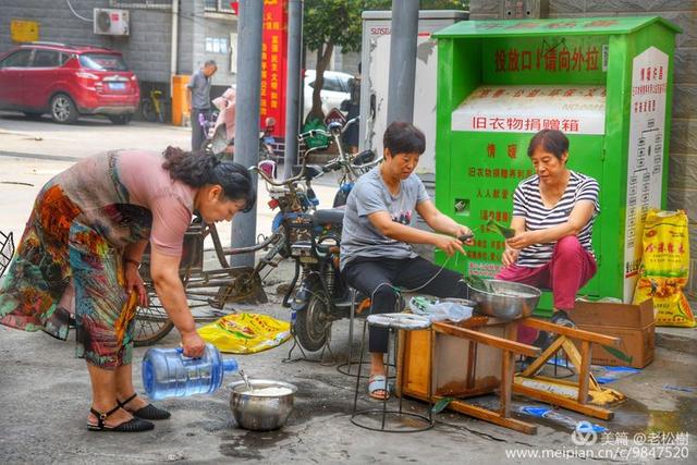 禹州一品装饰爱心粽走进荣升小区祝您安康! 禹州一品装饰爱心粽走进荣升小区祝您安康!