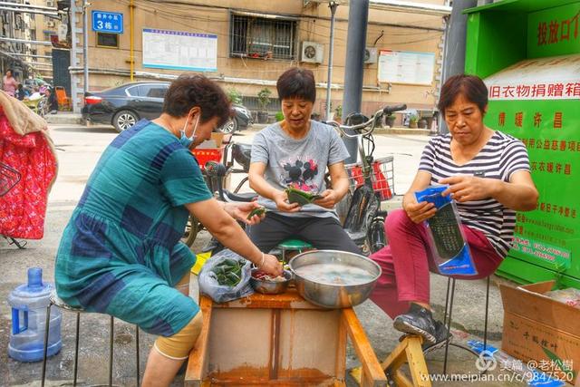 禹州一品装饰爱心粽走进荣升小区祝您安康! 禹州一品装饰爱心粽走进荣升小区祝您安康!