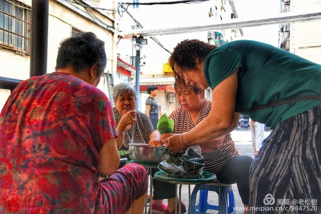 禹州一品装饰爱心粽走进荣升小区祝您安康! 禹州一品装饰爱心粽走进荣升小区祝您安康!