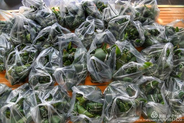 禹州一品装饰爱心粽走进荣升小区祝您安康! 禹州一品装饰爱心粽走进荣升小区祝您安康!