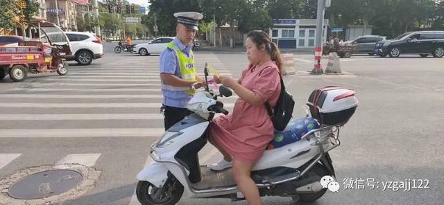 禹州交警积极开展端午节“一盔一带”安全宣传活动 禹州交警积极开展端午节“一盔一带”安全宣传活动