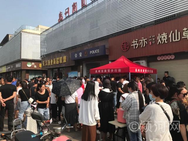 规范化管理!针对禹州东商贸地摊占道抢位现象,管理部门放大招! 规范化管理!针对禹州东商贸地摊占道抢位现象,管理部门放大招!