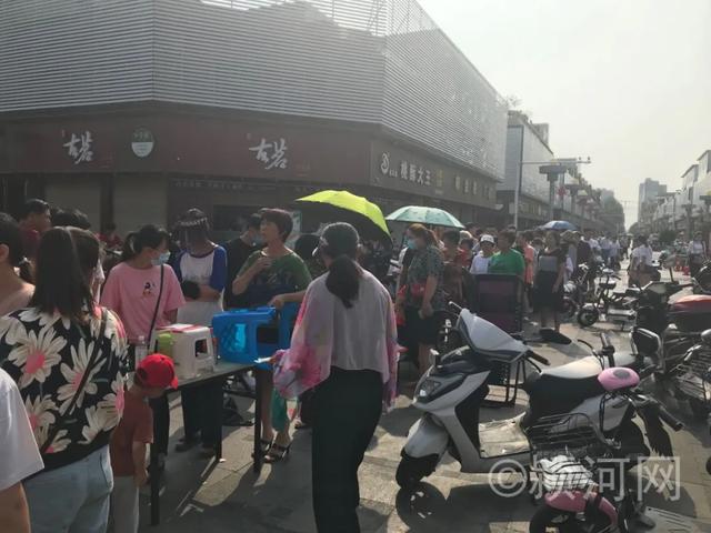 规范化管理!针对禹州东商贸地摊占道抢位现象,管理部门放大招! 规范化管理!针对禹州东商贸地摊占道抢位现象,管理部门放大招!
