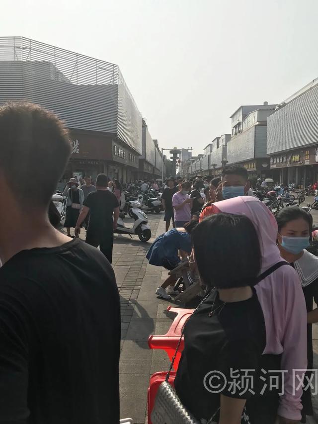规范化管理!针对禹州东商贸地摊占道抢位现象,管理部门放大招! 规范化管理!针对禹州东商贸地摊占道抢位现象,管理部门放大招!