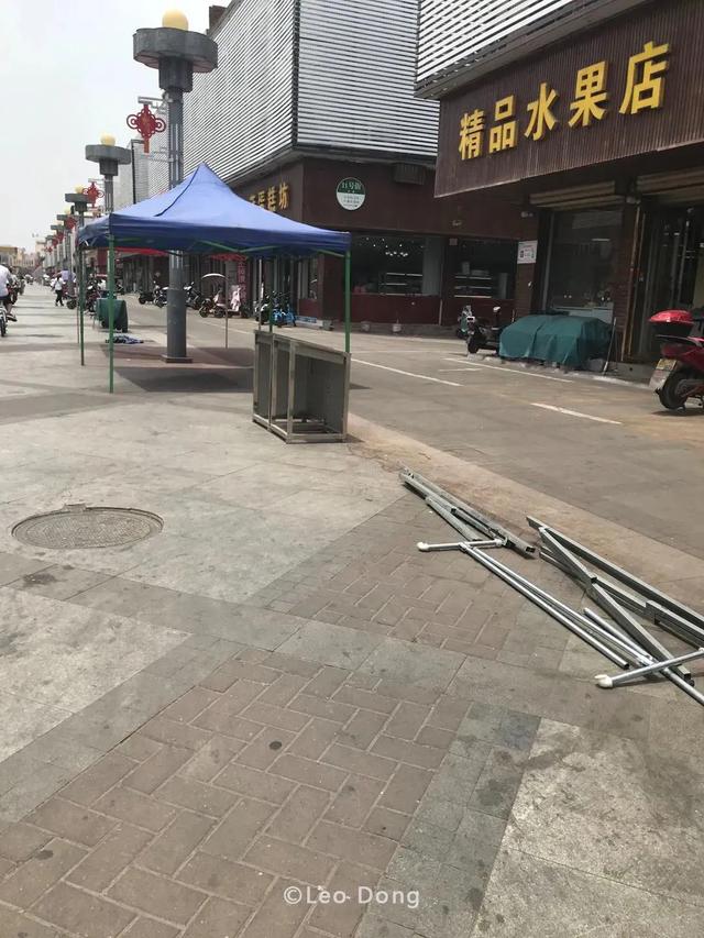 规范化管理!针对禹州东商贸地摊占道抢位现象,管理部门放大招! 规范化管理!针对禹州东商贸地摊占道抢位现象,管理部门放大招!