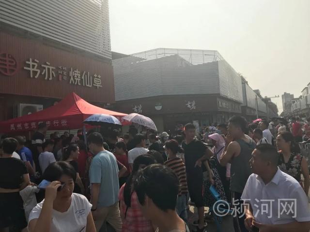 规范化管理!针对禹州东商贸地摊占道抢位现象,管理部门放大招! 规范化管理!针对禹州东商贸地摊占道抢位现象,管理部门放大招!