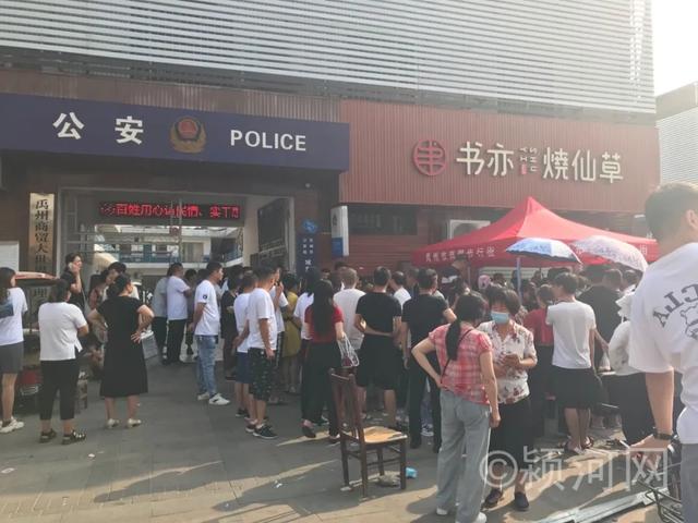 规范化管理!针对禹州东商贸地摊占道抢位现象,管理部门放大招! 规范化管理!针对禹州东商贸地摊占道抢位现象,管理部门放大招!