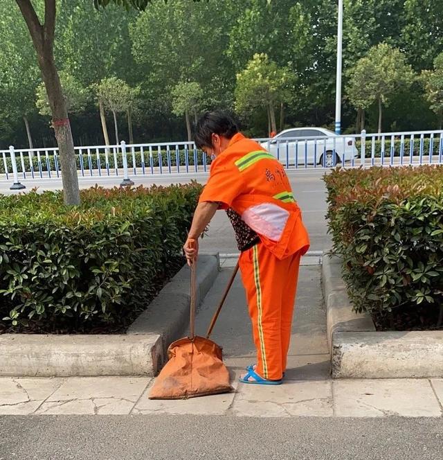 禹州环卫:端午佳节默默坚守 清洁城市粽情奉献 禹州环卫:端午佳节默默坚守 清洁城市粽情奉献