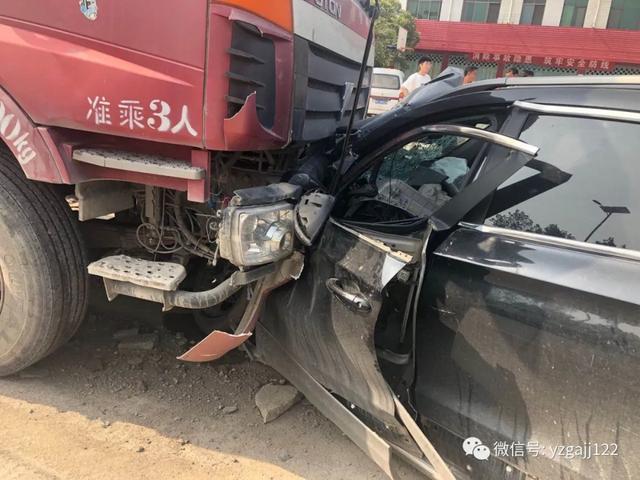 禹州浅井发生大货车与小轿车正面相撞交通事故! 禹州浅井发生大货车与小轿车正面相撞交通事故!