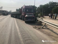 禹州浅井发生大货车与小轿车正面相撞交通事故！