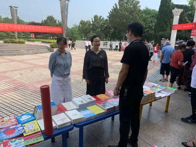 禹州市新华书店精品图书展走进北街社区 禹州市新华书店精品图书展走进北街社区