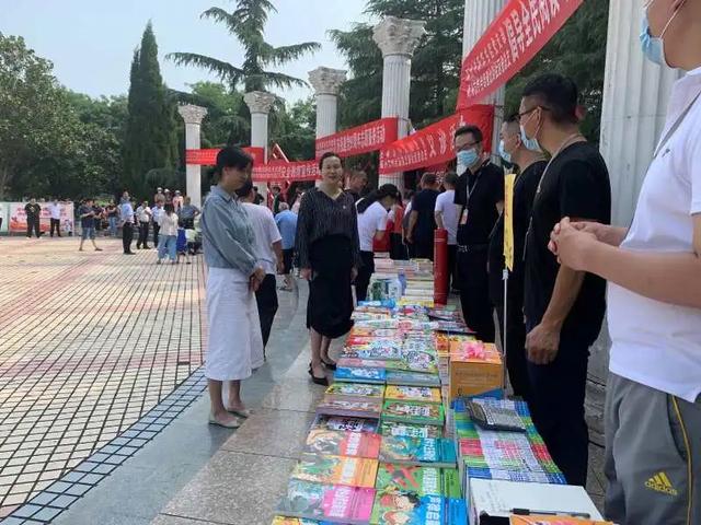 禹州市新华书店精品图书展走进北街社区 禹州市新华书店精品图书展走进北街社区
