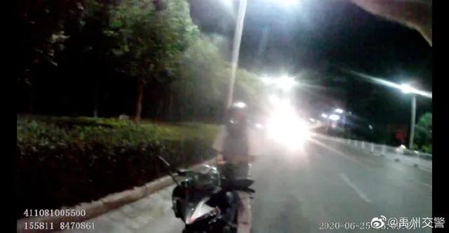 禹州阳翟大道一男子醉酒驾摩托车,被交警....... 禹州阳翟大道一男子醉酒驾摩托车,被交警.......