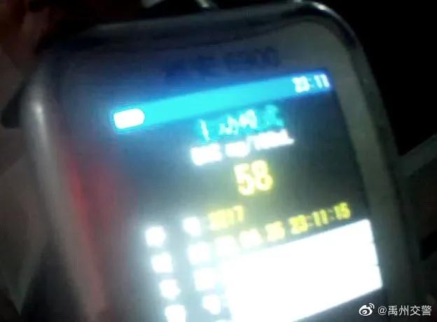 禹州阳翟大道一男子醉酒驾摩托车,被交警....... 禹州阳翟大道一男子醉酒驾摩托车,被交警.......