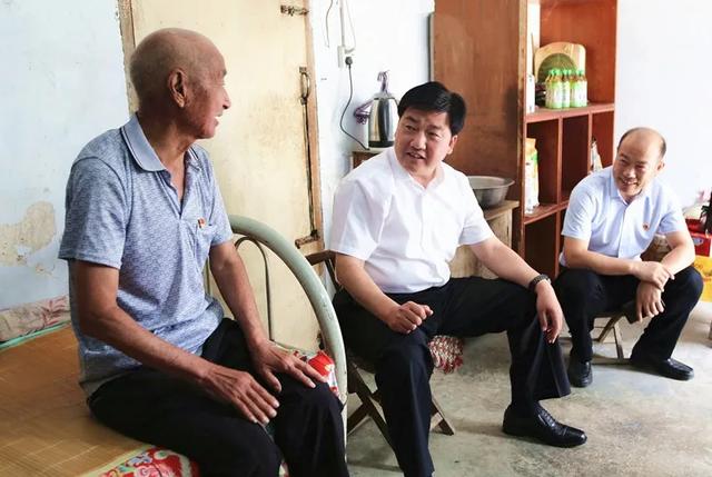 禹州市长范晓东看望慰问建国前老党员 禹州市长范晓东看望慰问建国前老党员