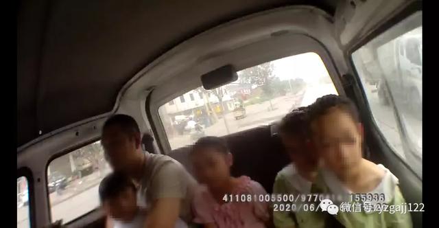 禹州市火龙路段民警发现一辆面包车内人头攒动... 禹州市火龙路段民警发现一辆面包车内人头攒动...