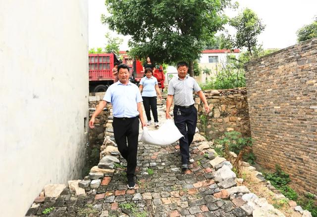 禹州磨街陈庄村党员:缅怀先烈秉初心,重温誓词话使命 禹州磨街陈庄村党员:缅怀先烈秉初心,重温誓词话使命