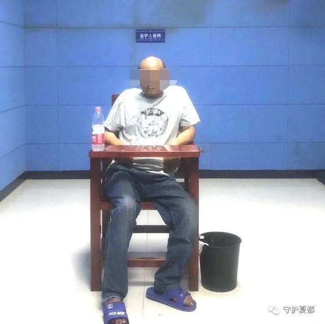 禹州浅井派出所民警衣架后揪出藏匿的“瘾君子” 禹州浅井派出所民警衣架后揪出藏匿的“瘾君子”