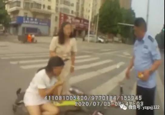禹州两女子骑电动车发生碰撞,画面惊人... 禹州两女子骑电动车发生碰撞,画面惊人...