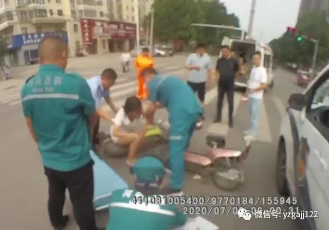 禹州两女子骑电动车发生碰撞,画面惊人... 禹州两女子骑电动车发生碰撞,画面惊人...