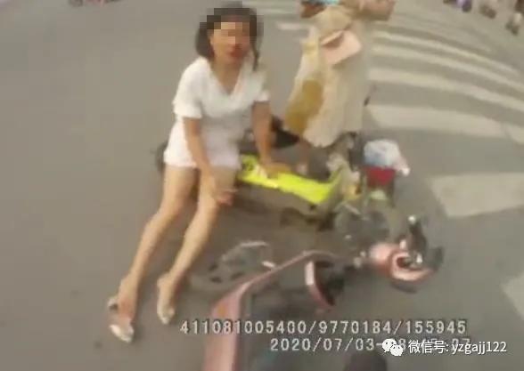 禹州两女子骑电动车发生碰撞,画面惊人... 禹州两女子骑电动车发生碰撞,画面惊人...