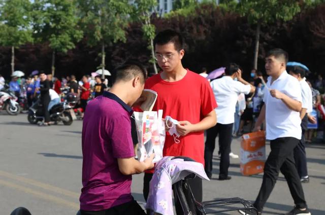 直击禹州高考现场,我们拍下了这感人的一幕 直击禹州高考现场,我们拍下了这感人的一幕
