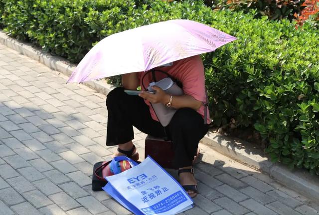 直击禹州高考现场,我们拍下了这感人的一幕 直击禹州高考现场,我们拍下了这感人的一幕