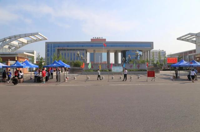 直击禹州高考现场,我们拍下了这感人的一幕 直击禹州高考现场,我们拍下了这感人的一幕