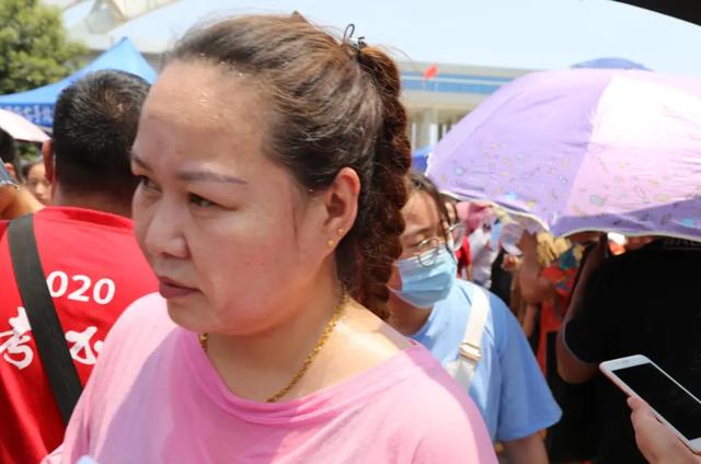 直击禹州高考现场,我们拍下了这感人的一幕 直击禹州高考现场,我们拍下了这感人的一幕