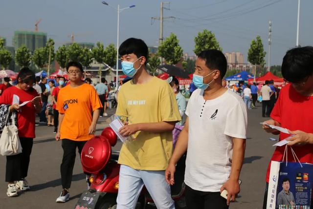 直击禹州高考现场,我们拍下了这感人的一幕 直击禹州高考现场,我们拍下了这感人的一幕