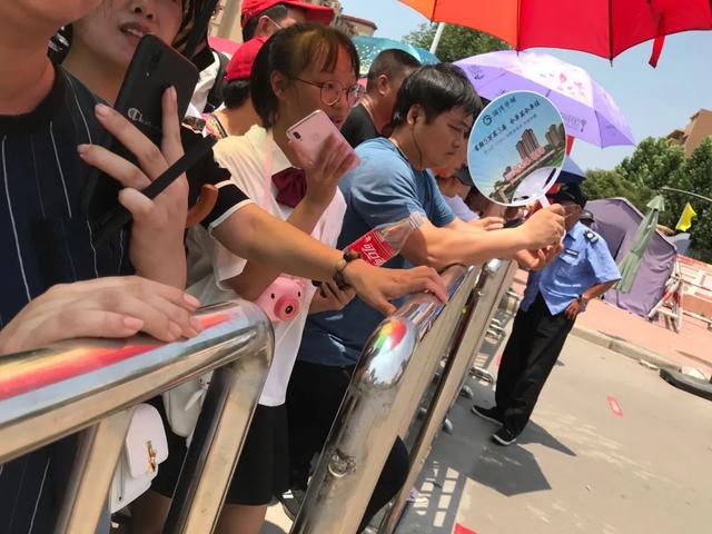 直击禹州高考现场,我们拍下了这感人的一幕 直击禹州高考现场,我们拍下了这感人的一幕
