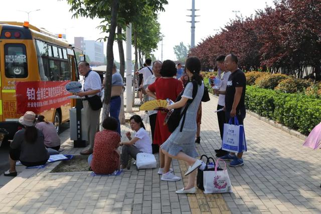 直击禹州高考现场,我们拍下了这感人的一幕 直击禹州高考现场,我们拍下了这感人的一幕