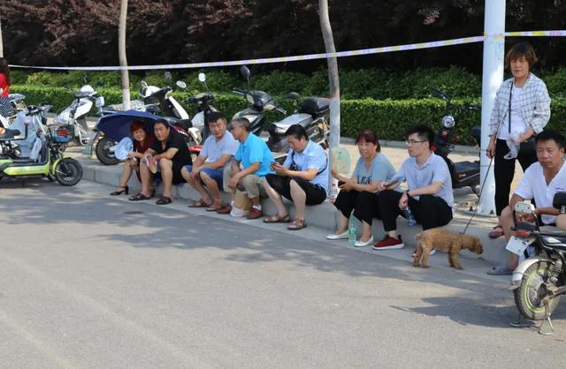 直击禹州高考现场,我们拍下了这感人的一幕 直击禹州高考现场,我们拍下了这感人的一幕