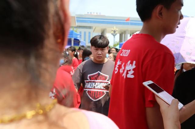 直击禹州高考现场,我们拍下了这感人的一幕 直击禹州高考现场,我们拍下了这感人的一幕