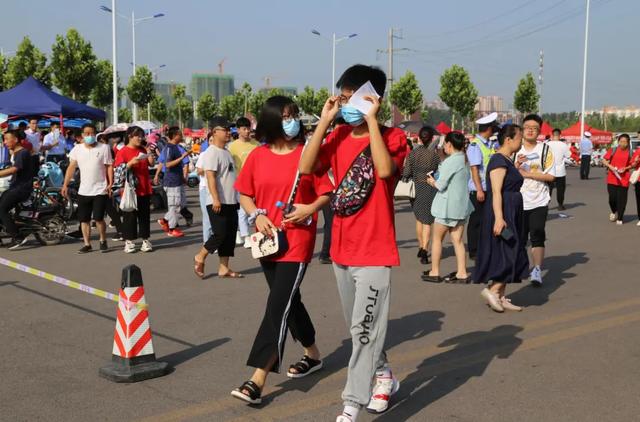 直击禹州高考现场,我们拍下了这感人的一幕 直击禹州高考现场,我们拍下了这感人的一幕