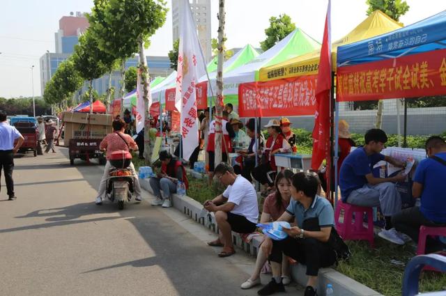直击禹州高考现场,我们拍下了这感人的一幕 直击禹州高考现场,我们拍下了这感人的一幕