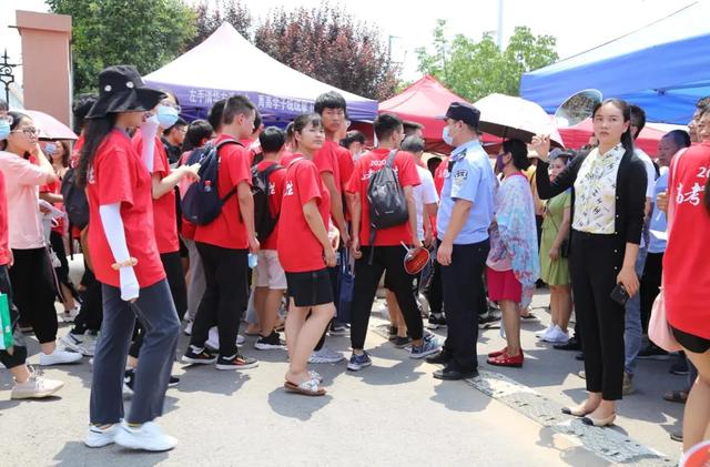直击禹州高考现场,我们拍下了这感人的一幕 直击禹州高考现场,我们拍下了这感人的一幕