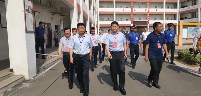 直击禹州高考现场,我们拍下了这感人的一幕 直击禹州高考现场,我们拍下了这感人的一幕