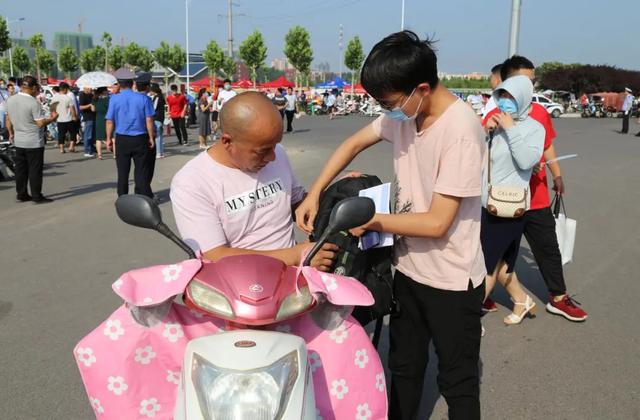 直击禹州高考现场,我们拍下了这感人的一幕 直击禹州高考现场,我们拍下了这感人的一幕