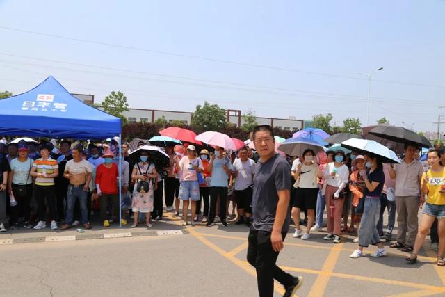 直击禹州高考现场,我们拍下了这感人的一幕 直击禹州高考现场,我们拍下了这感人的一幕