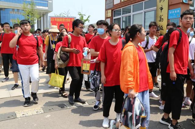 直击禹州高考现场,我们拍下了这感人的一幕 直击禹州高考现场,我们拍下了这感人的一幕