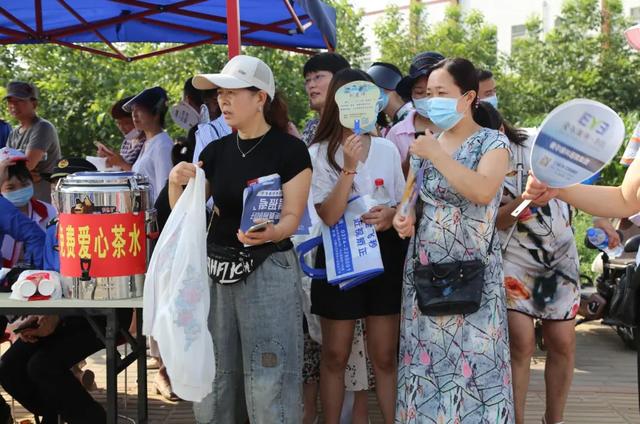 直击禹州高考现场,我们拍下了这感人的一幕 直击禹州高考现场,我们拍下了这感人的一幕