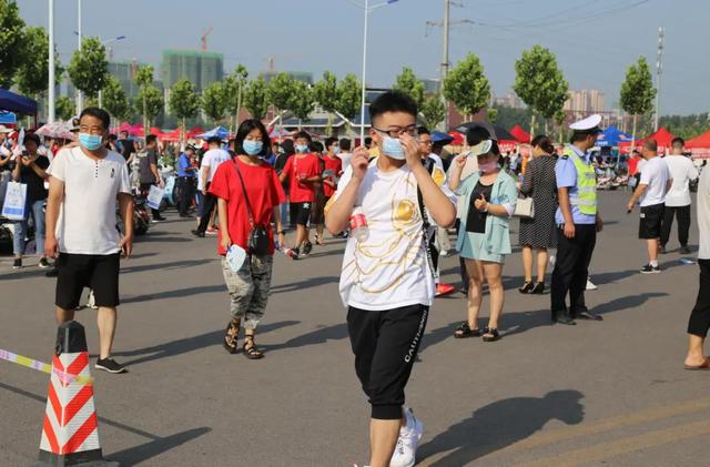 直击禹州高考现场,我们拍下了这感人的一幕 直击禹州高考现场,我们拍下了这感人的一幕
