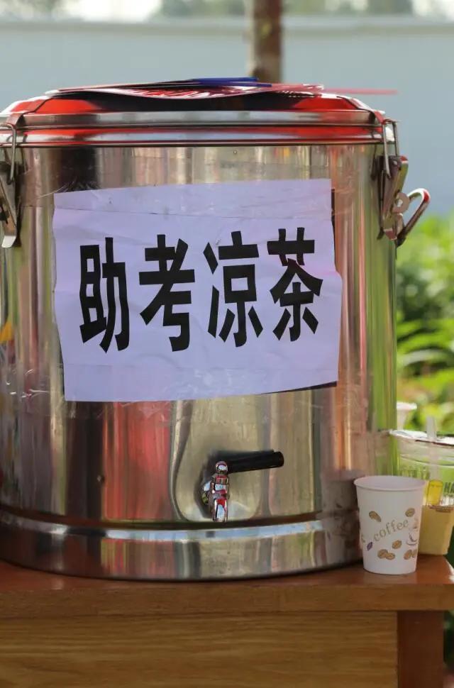直击禹州高考现场,我们拍下了这感人的一幕 直击禹州高考现场,我们拍下了这感人的一幕