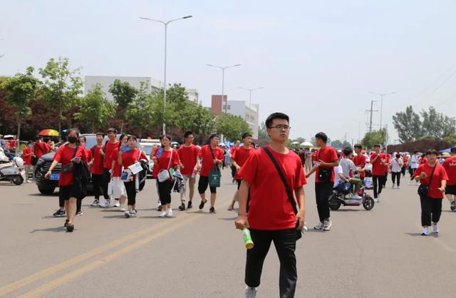 直击禹州高考现场,我们拍下了这感人的一幕 直击禹州高考现场,我们拍下了这感人的一幕