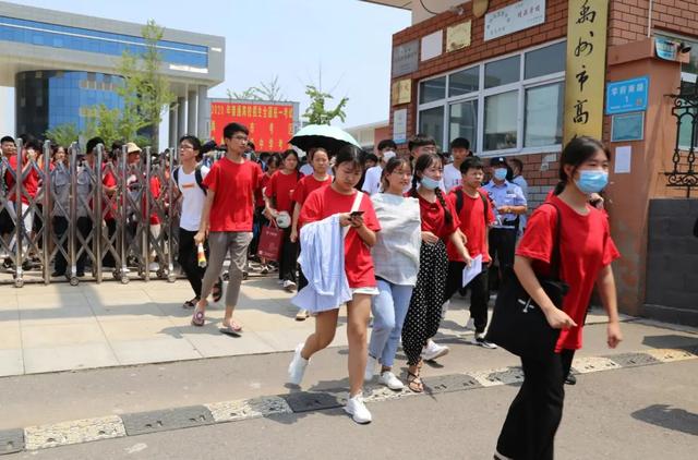 直击禹州高考现场,我们拍下了这感人的一幕 直击禹州高考现场,我们拍下了这感人的一幕