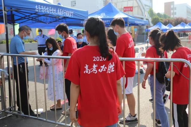 直击禹州高考现场,我们拍下了这感人的一幕 直击禹州高考现场,我们拍下了这感人的一幕